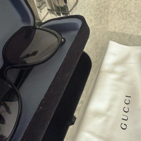 Beautiful Gucci Black Sunglasses! Authentic and classic! Excellent condition!! - Picture 7 of 10